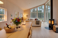 Premium Deluxe – luksus sommerhus hyggekurv rødvin blomster brændeovn